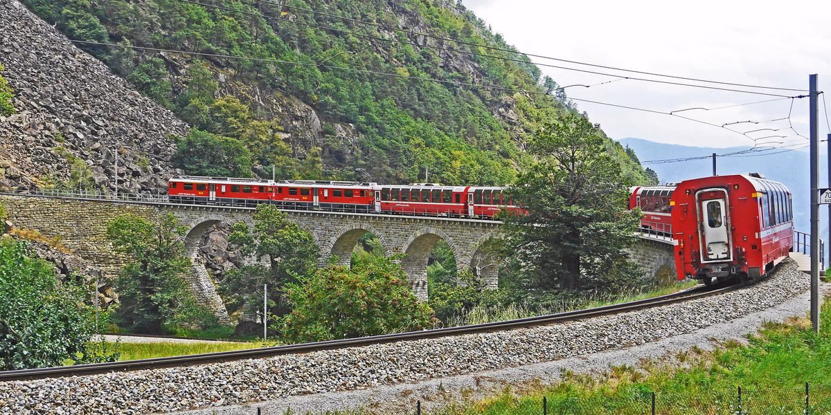 Bernina Express Kirmizi treni kemerli tas köprü üzerinde