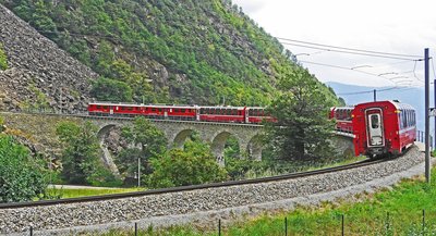 Bernina Express Kirmizi treni kemerli tas köprü üzerinde